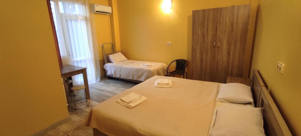 Femily Hotel In Batumi Mareti Str 2 Eksteriør billede